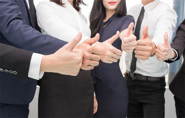 在企業(yè)管理中，專(zhuān)權(quán)式和民主式管理各有哪些優(yōu)缺點(diǎn)？