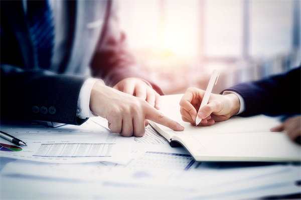 面對業績波動，企業如何靈活調整績效評價標準？