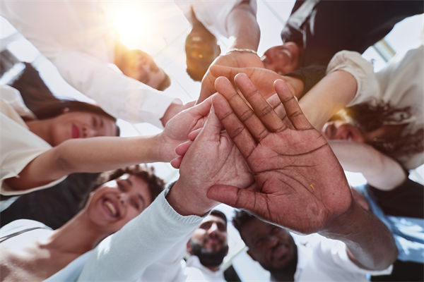 跨國企業(yè)如何管理文化差異以實(shí)現(xiàn)全球戰(zhàn)略協(xié)同？